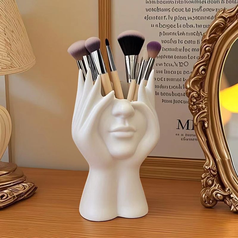 Human-Shaped Makeup Brush & Pen Holder / Vitta Glow